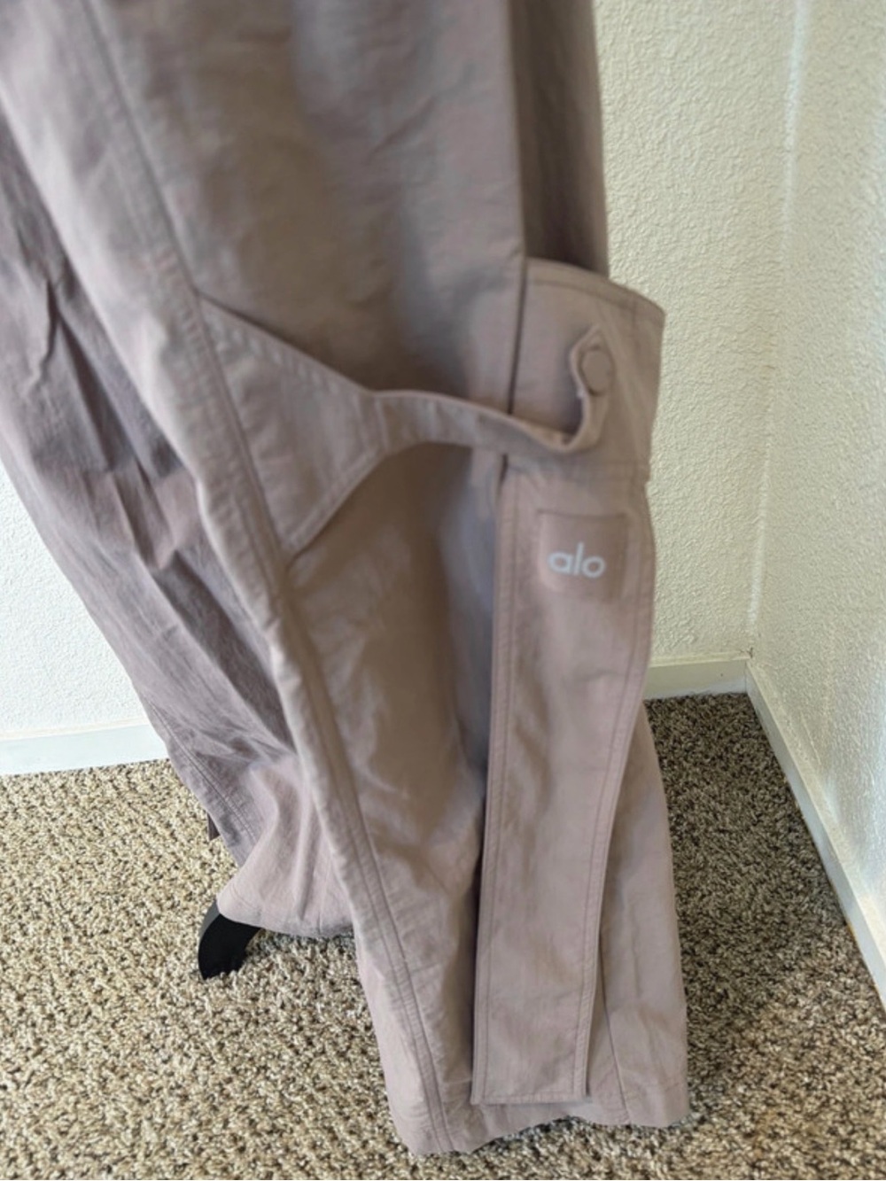 ALO Yoga Wide-Leg Cargo Pants in Mauve - Picture 3 of 10